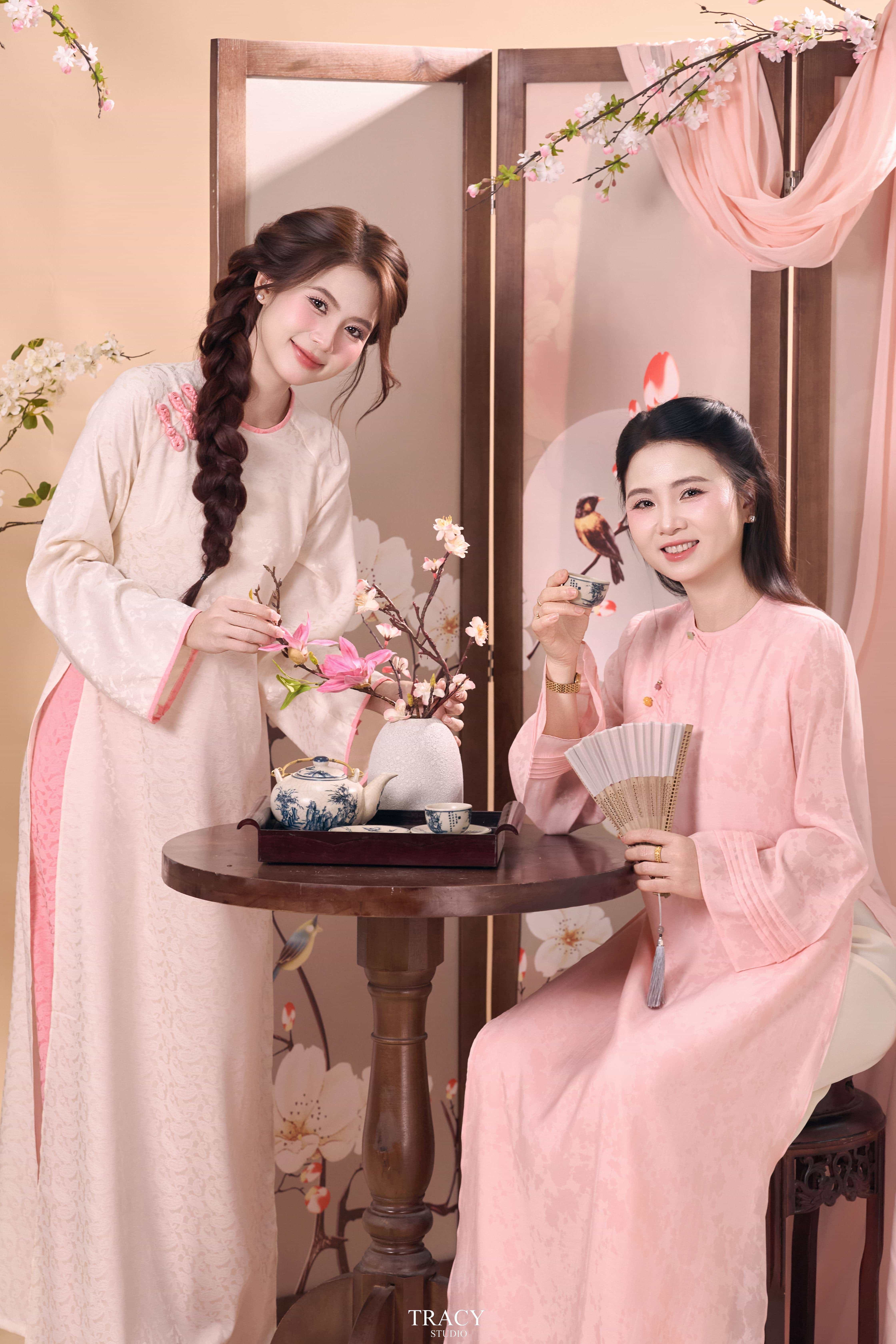 frontend/img/gallery/anh-tet-yem-ao-dai/tracy-studio-chup-concept-tet-me-con (12).jpg